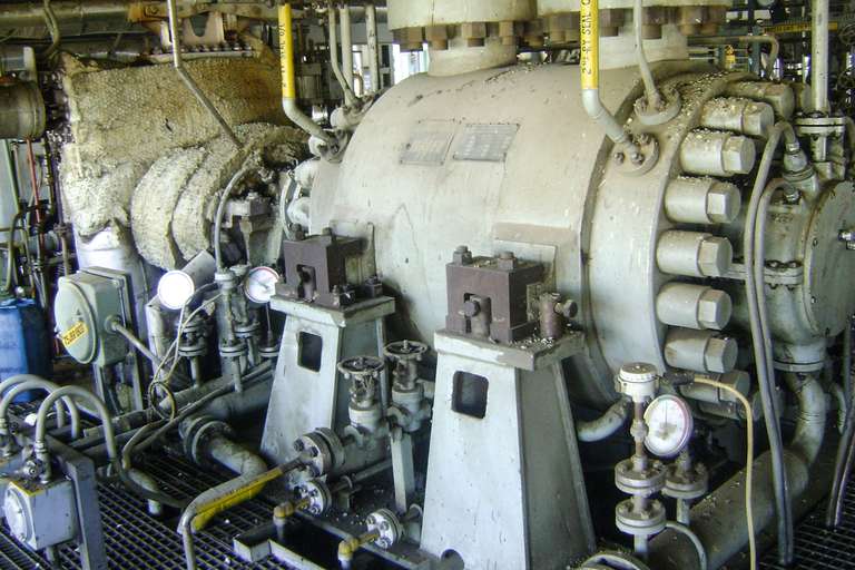 Securely sealed hydrocracker unit with high pressure seals