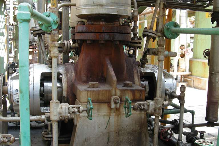 Dual mechanical seals used in pumps of a catalytic cracking unit